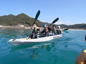 カヤック体験。透明度抜群の海に出かけましょう