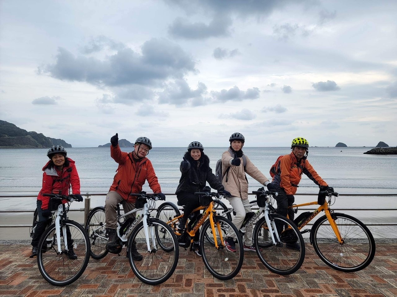 アシスト付きの自転車で島内をのんびり移動します