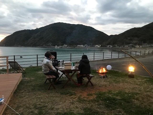 夕暮れのキャンプ