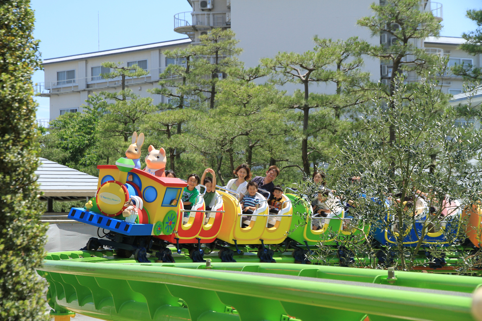 遊園地ピーターラビットコースター