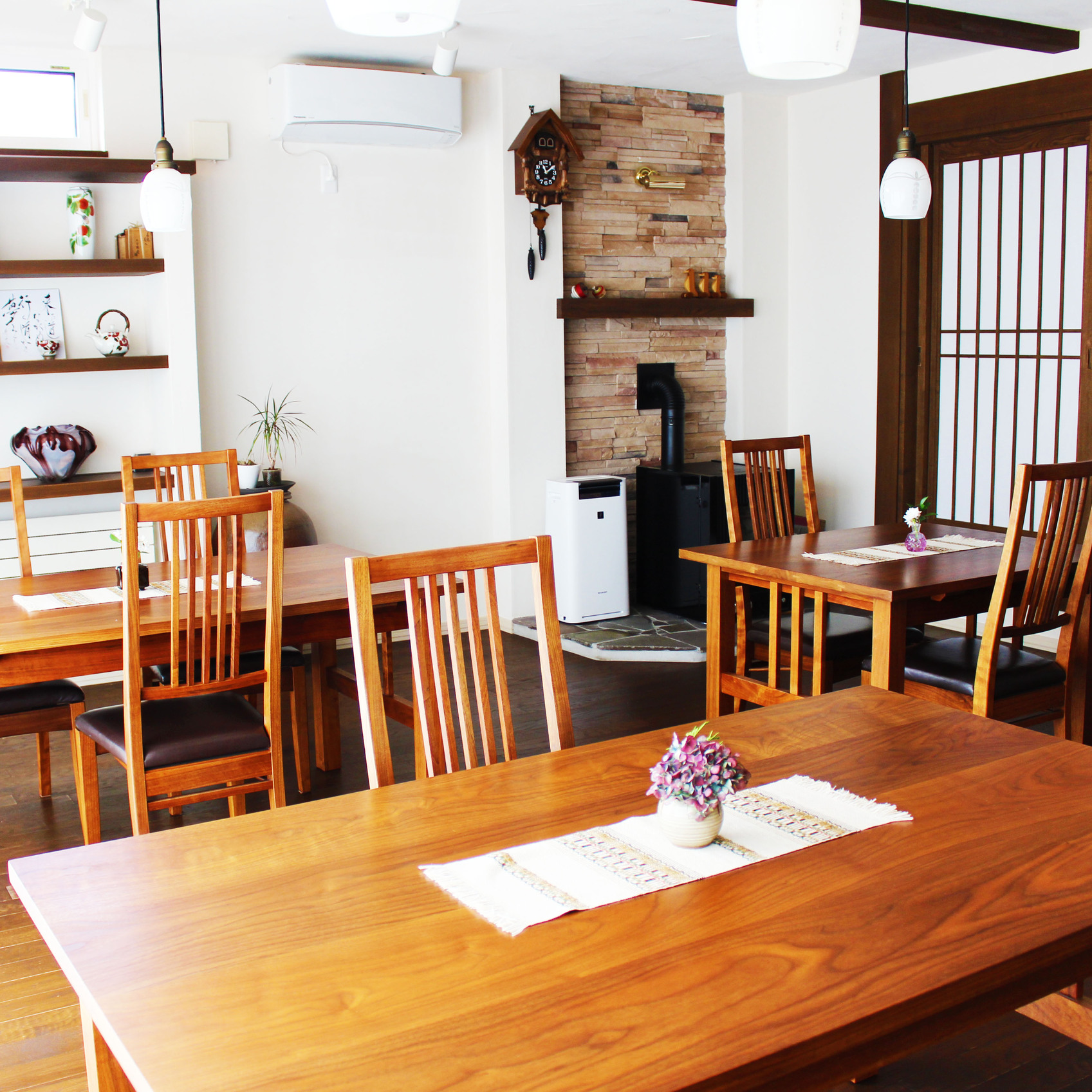 Waraku-Tei Oyado Ichirin is conveniently located in the popular Biei area. Both business travelers and tourists can enjoy the propertys facilities and services. Free Wi-Fi in all rooms, fax or photo copying in 
