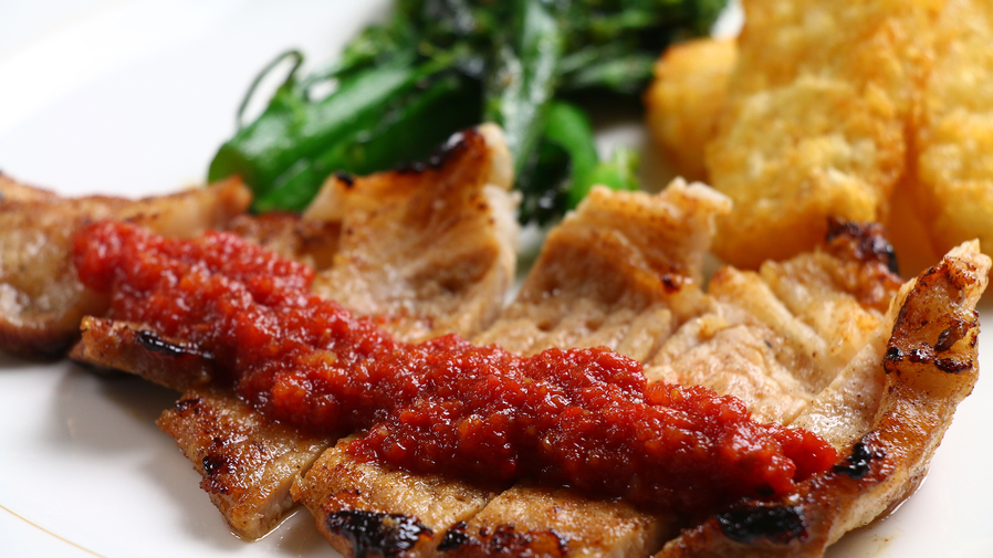 【夕食一例B】 1.はくば豚のソテー温野菜添え自家製トマトのケチャップソース 