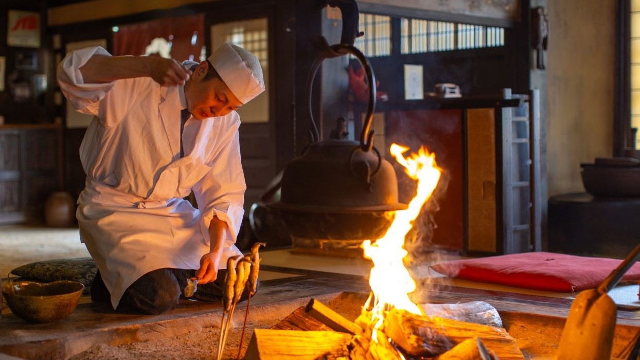 囲炉裏でじっくり焼き上げた川魚は絶品