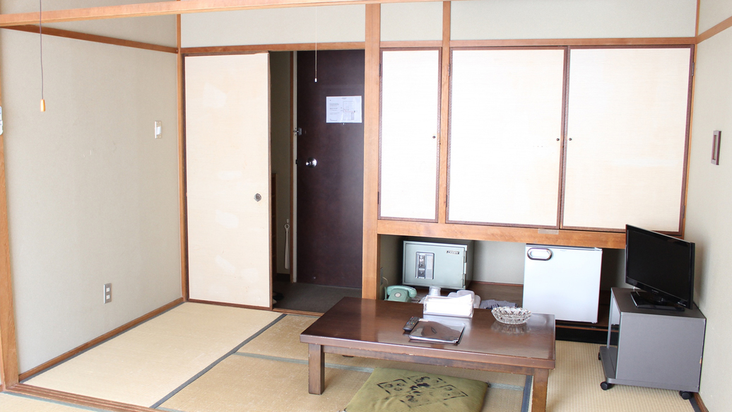 和室6畳：コンパクトな6畳のお部屋です。喫煙部屋ですので移動なくお部屋でご一服していただけます。