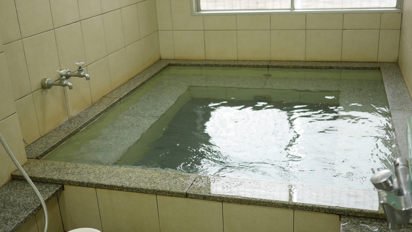 １Fの奥には大浴場も完備しています。洗い場も広く、5名〜10名ほど同時に入浴可能です。