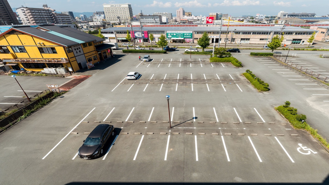 大型車も停めれる広々平面駐車場！