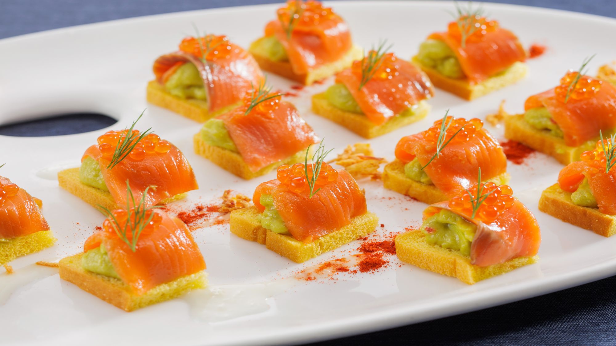 スモークサーモンのアボカドディップ添え