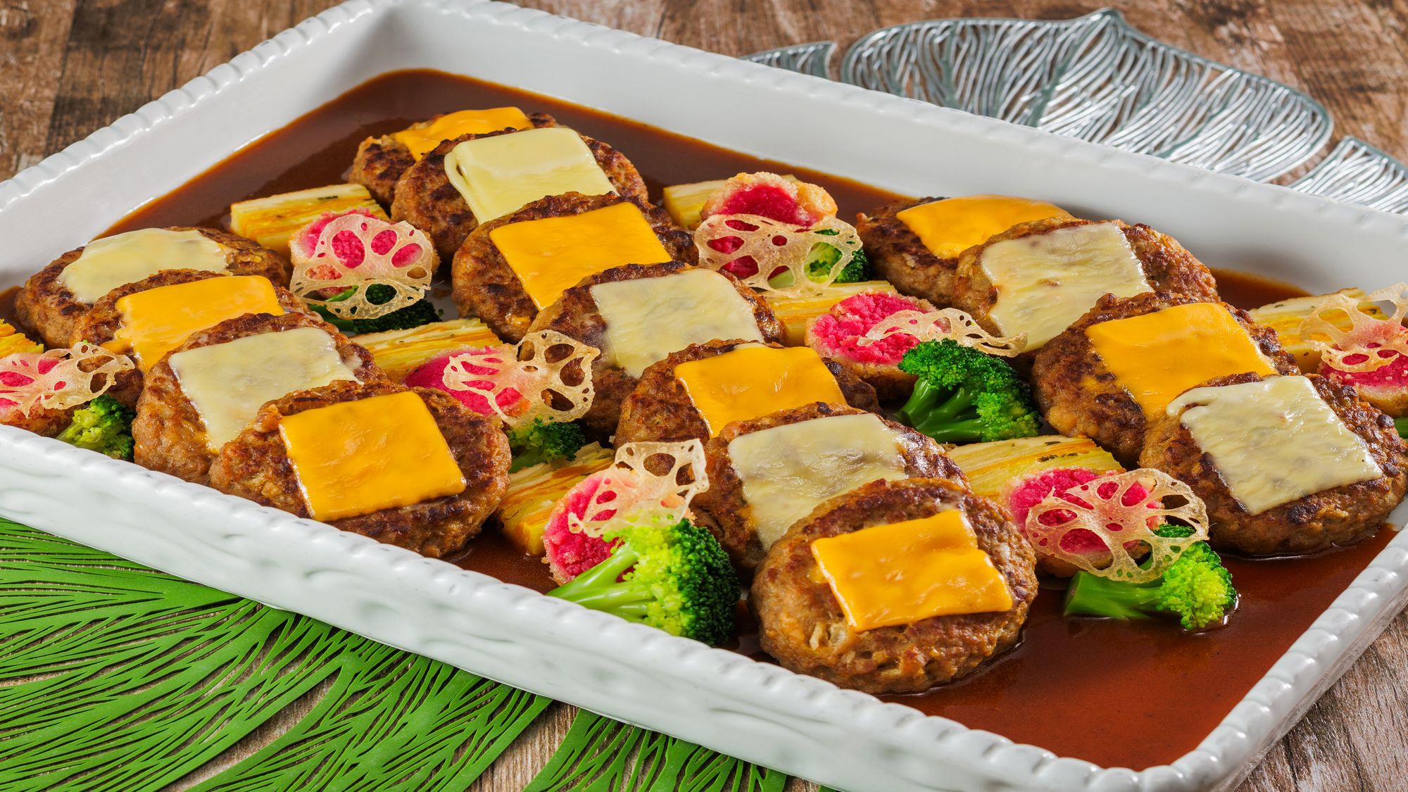 チーズハンバーグ かぼちゃのグラタン添え デミグラスソース