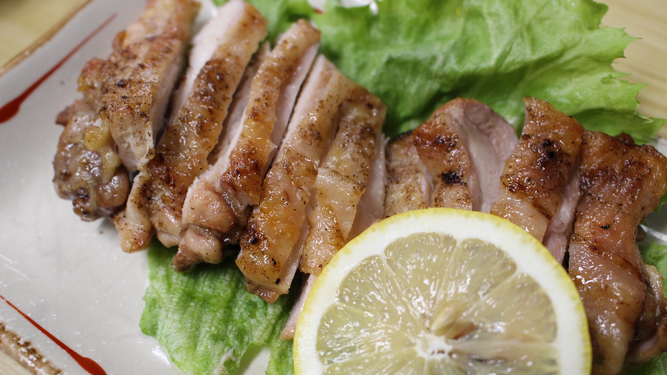 *夕食（料理）一例／グレードアッププランのお料理では、地産の鶏肉なども提供いたします。