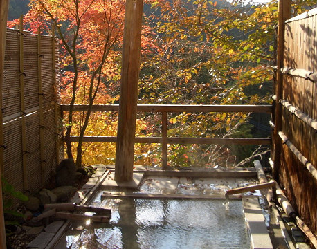 秋の紅葉露天風呂