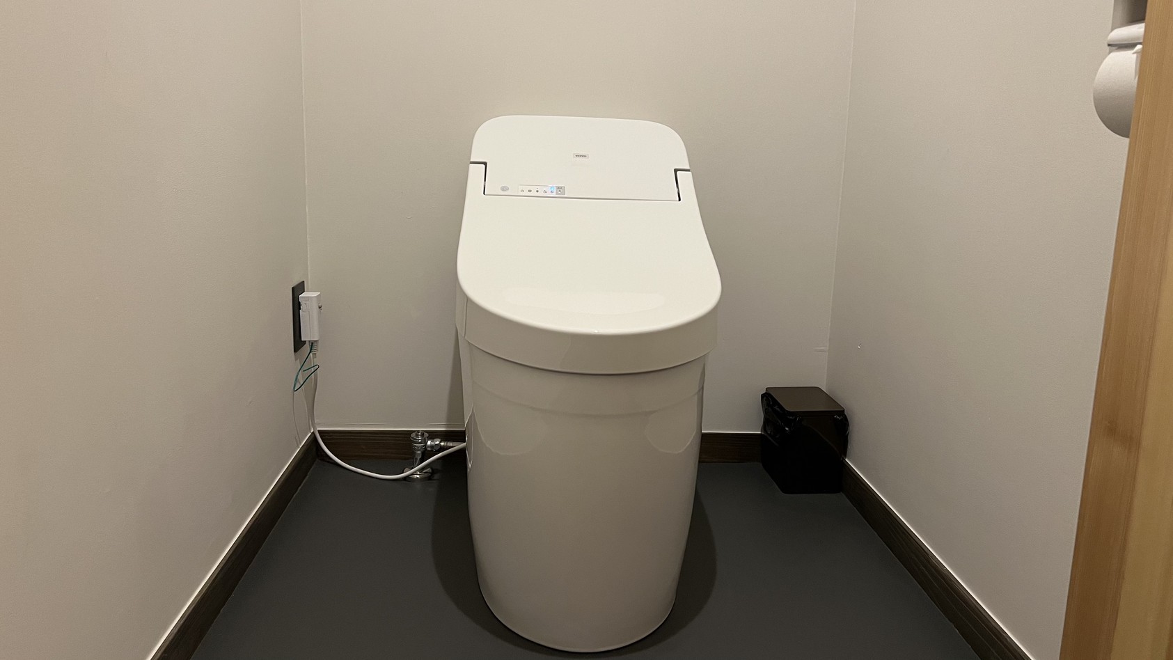 【本館共用トイレ】このたびリニューアルしました。最新式のウォシュレットトイレです。