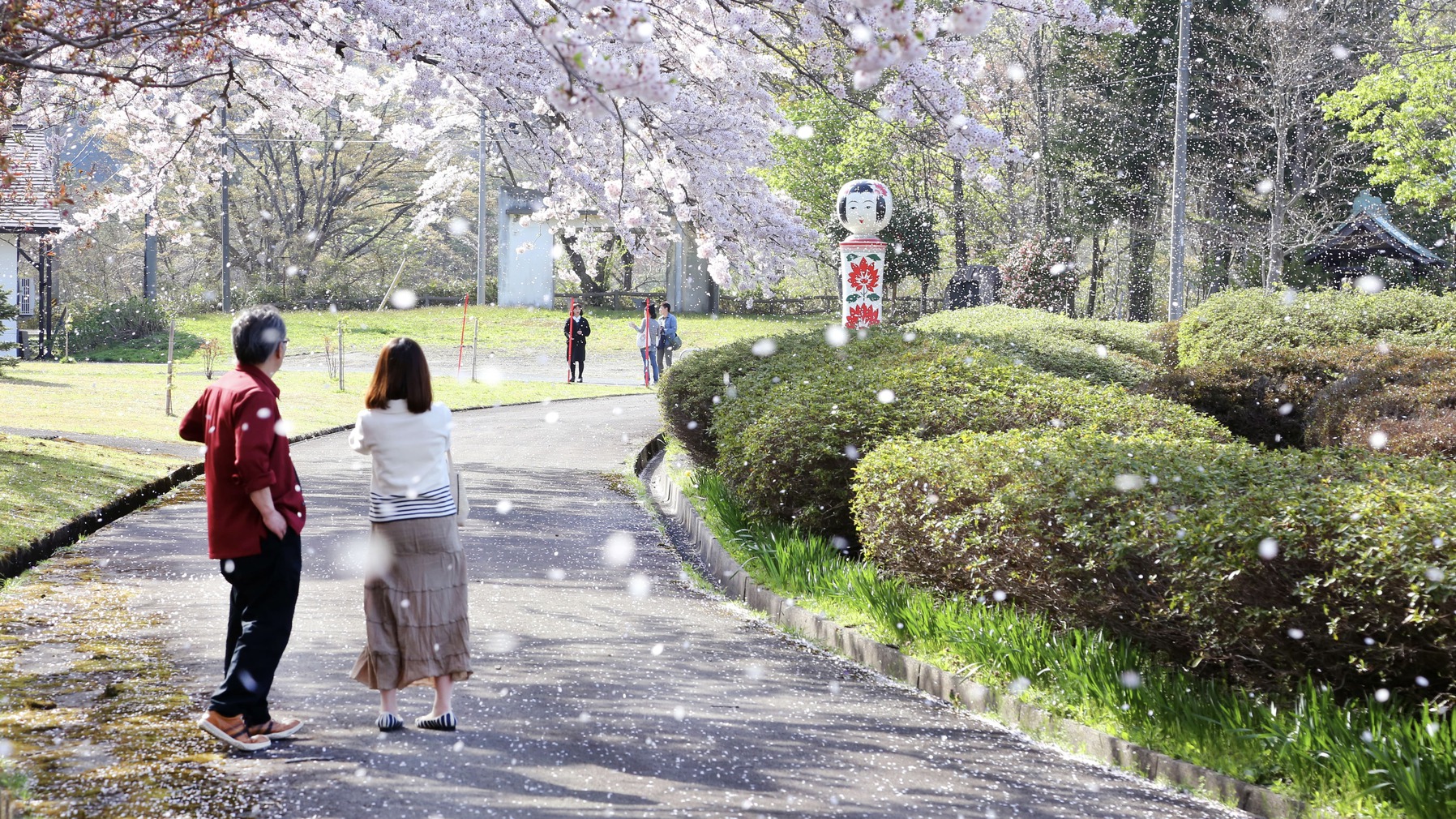 春_日本こけし館たくさんのこけしの中にはきっと誰かに似たこけしがあります