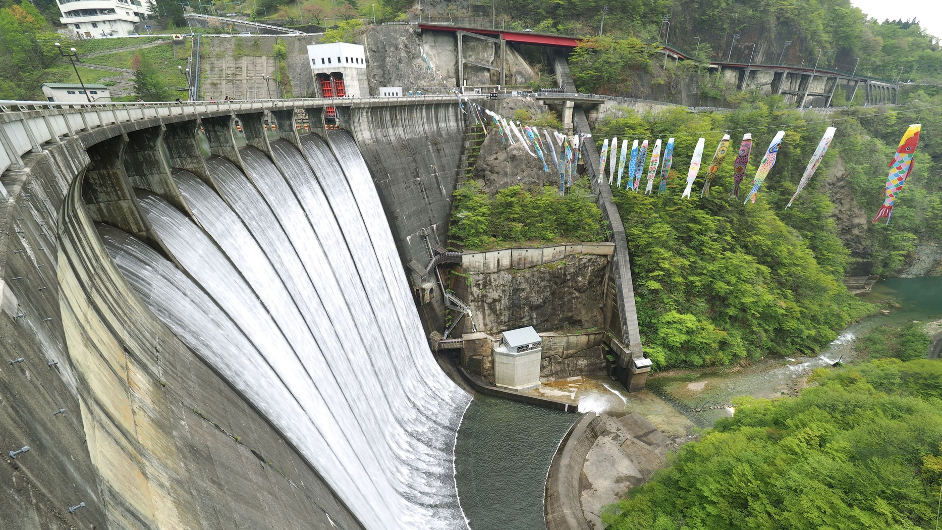 春_鳴子ダム５月の連休時は雪解け水も多く観光放流が楽しめます