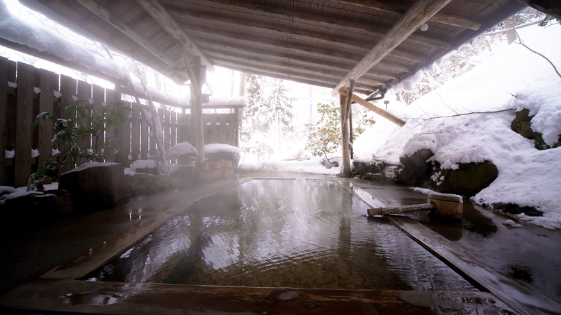 【極上の貸切露天風呂母里の湯】冬の母里の湯は、一面雪の中で心身が浄化される極上の湯あみが楽しめます