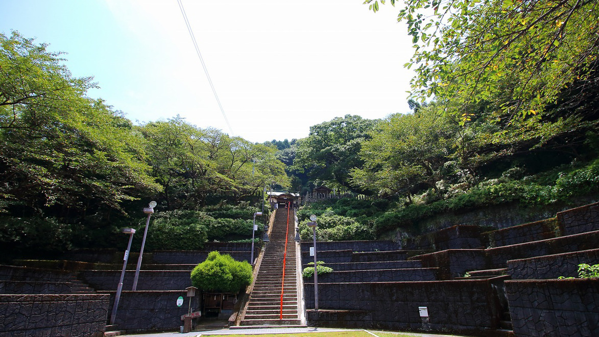 *日奈久温泉神社：600年前孝行息子がお告げを受けて発見したという日奈久温泉。その神様を祭る神社。