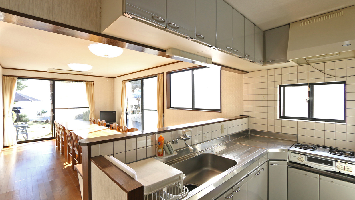 【2階建コテージ】ダイニングキッチンには調理器具も完備しております。