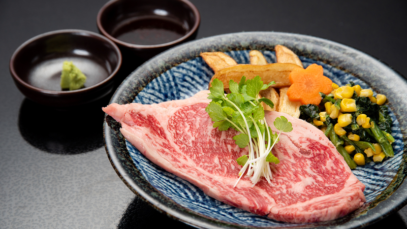 *【夕食一例】福島牛ステーキ。豊かな風味と、良質の霜降りをご堪能下さい。
