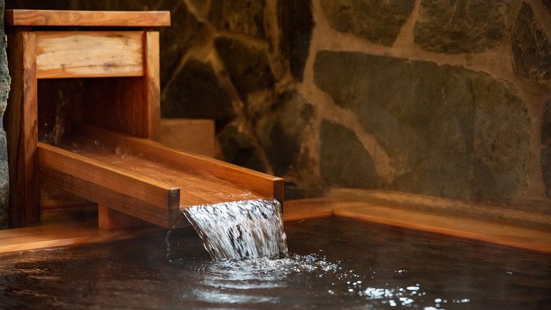 *【檜風呂／女湯】湧き出る５本の源泉のうち３本は檜風呂へ。贅沢な源泉かけ流し湯をご堪能下さい。