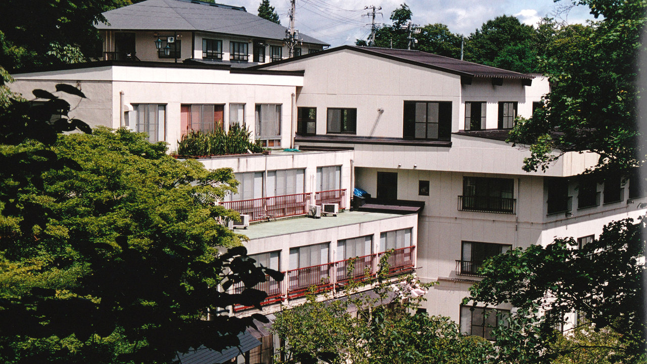【外観】二岐川の渓谷沿いに建てられた湯宿「柏屋旅館」。