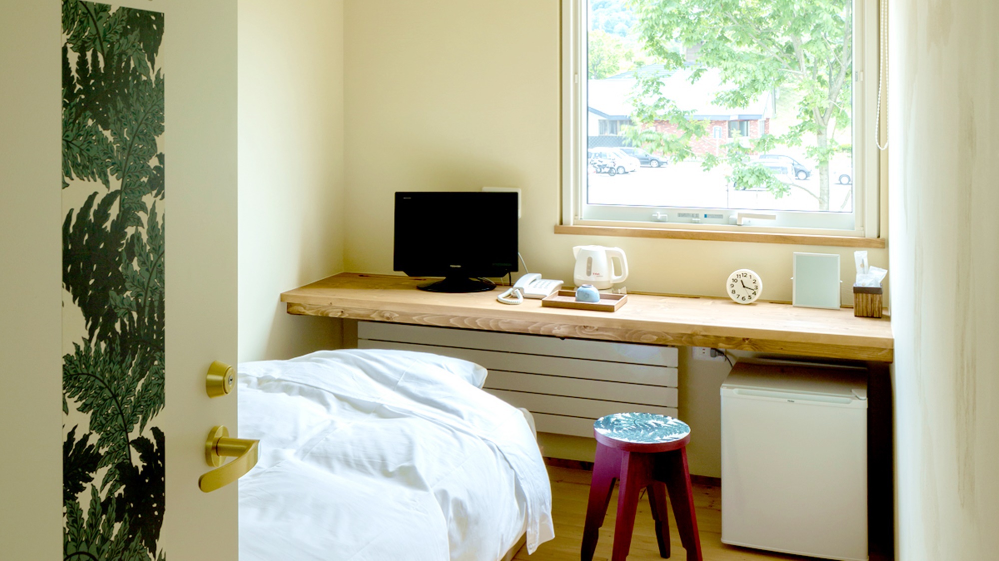 *客室一例/シングルルーム・木の風合いが心地良い、フローリングに和風ベッドスタイルのお部屋です。