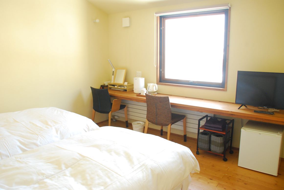 *客室一例/ツインルーム(Bタイプ)/木の風合いが心地良いフローリングに和風ベッドスタイルのお部屋。