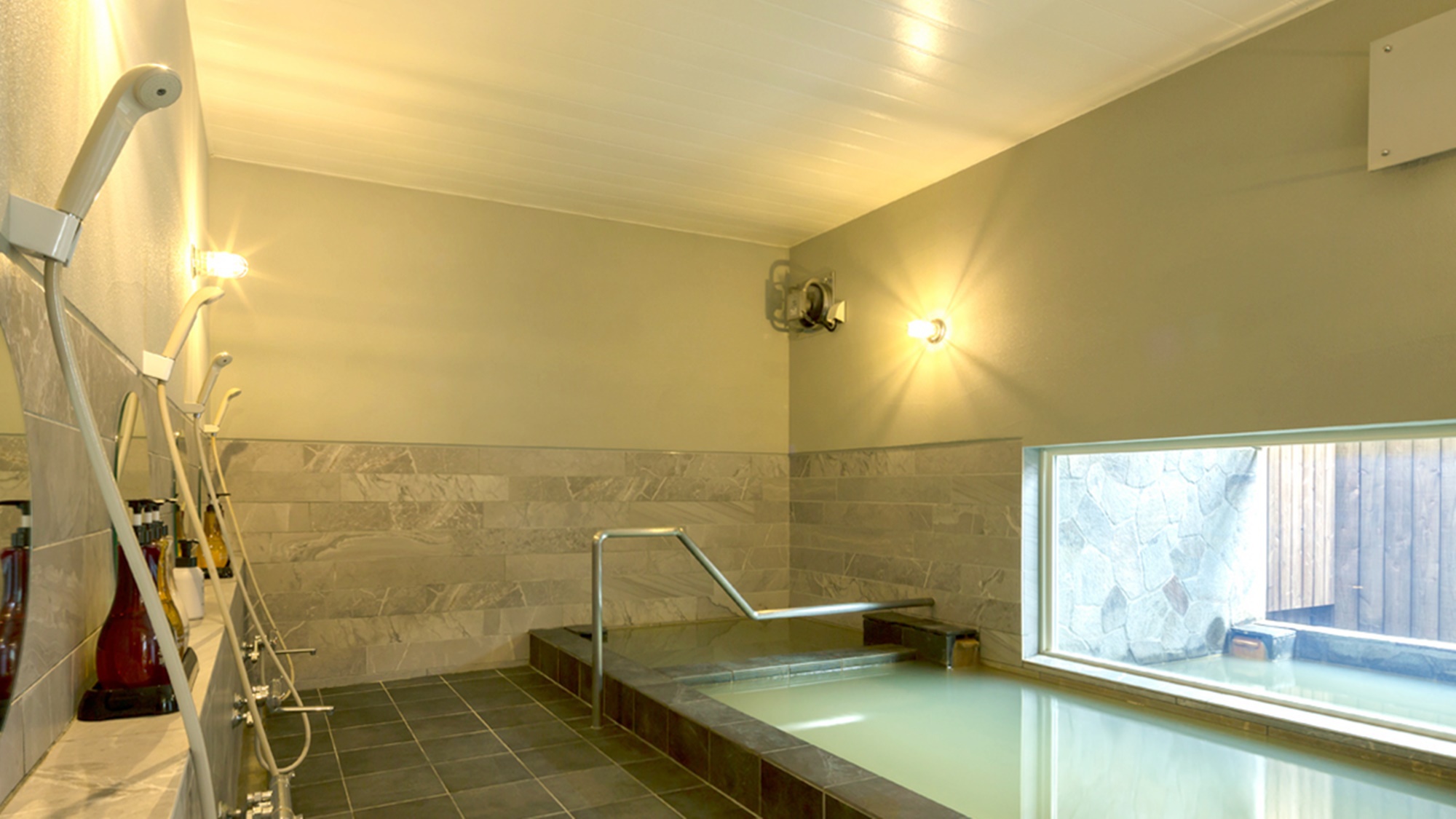 *大浴場一例／世界でも珍しい、オイル成分を含む天然温泉！お肌を潤し体を温めます。  