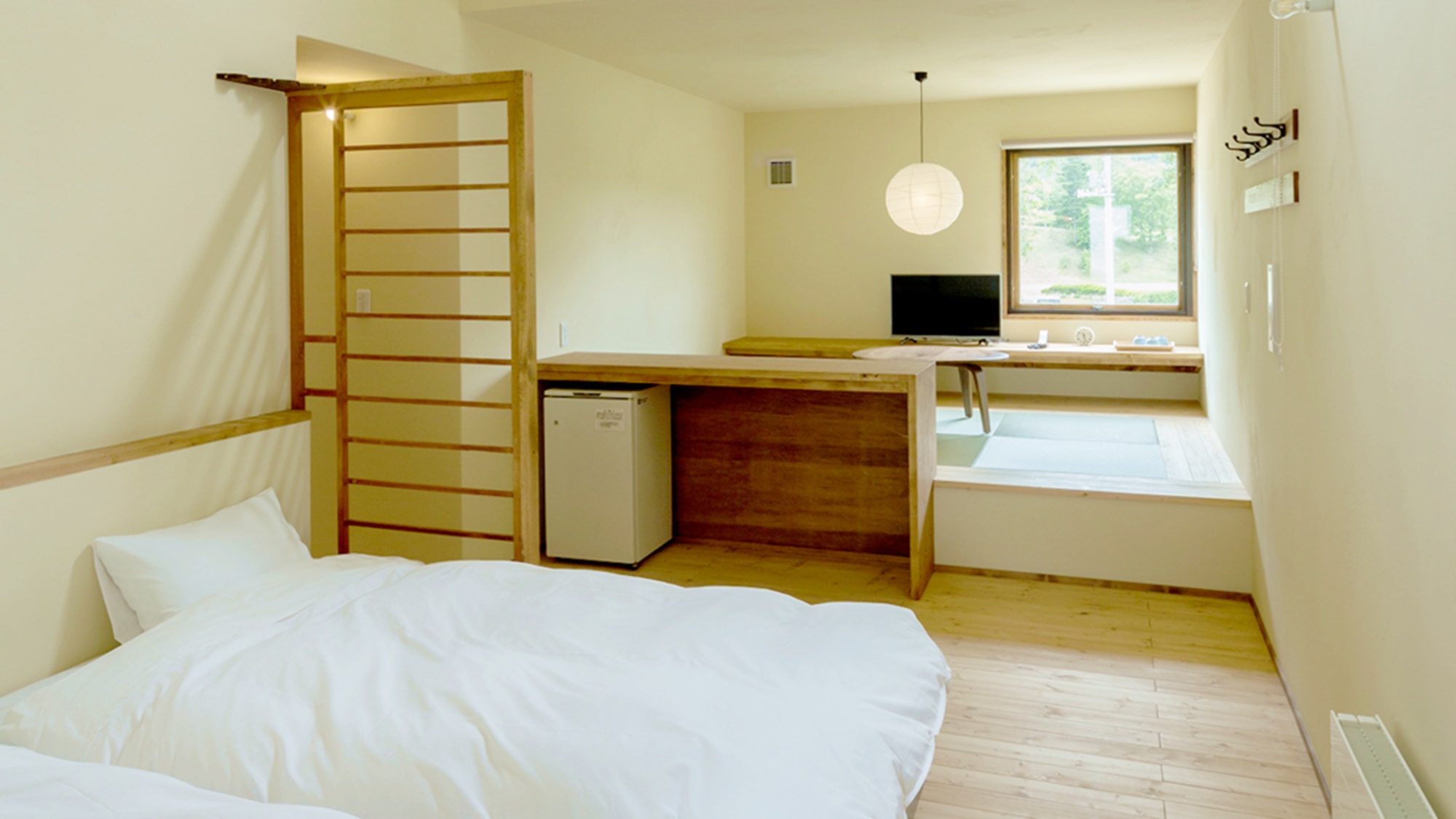 *客室一例/デラックスルーム木の風合いが心地良い、フローリングに和風ベッドスタイルのお部屋