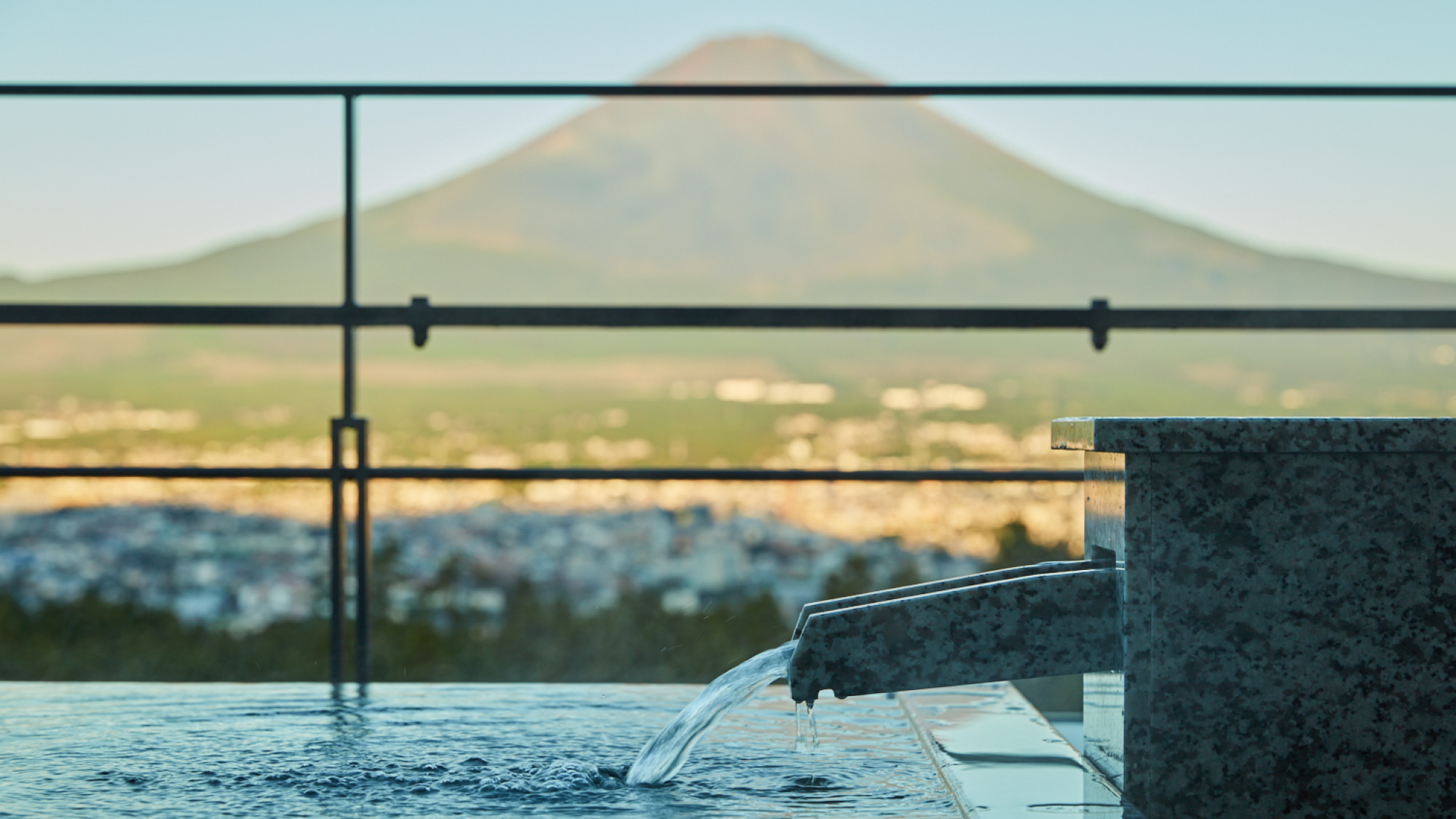 露天風呂から富士山を眺める