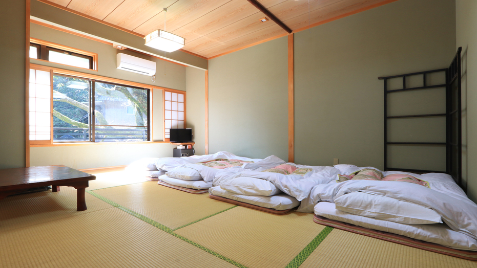 【10畳・トイレなし】当館で一番広いお部屋です