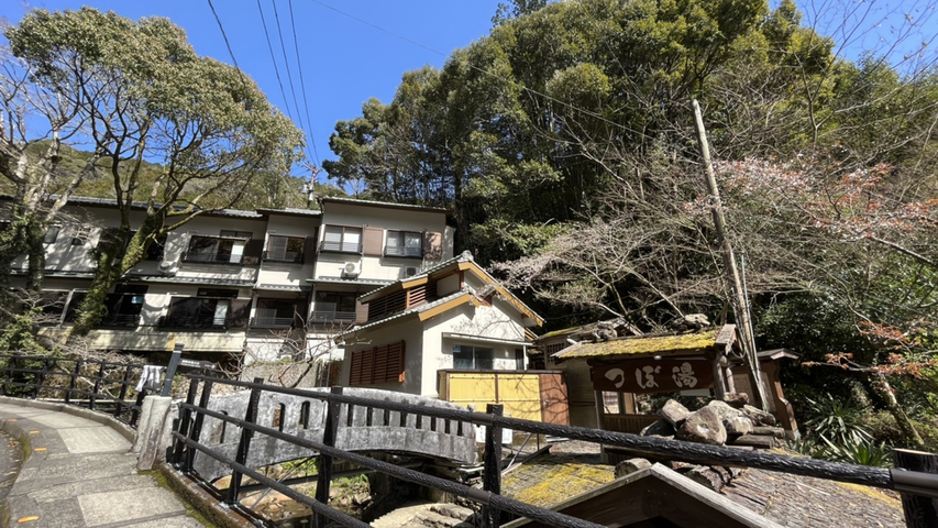 【外観】隣には世界遺産のつぼ湯がございます