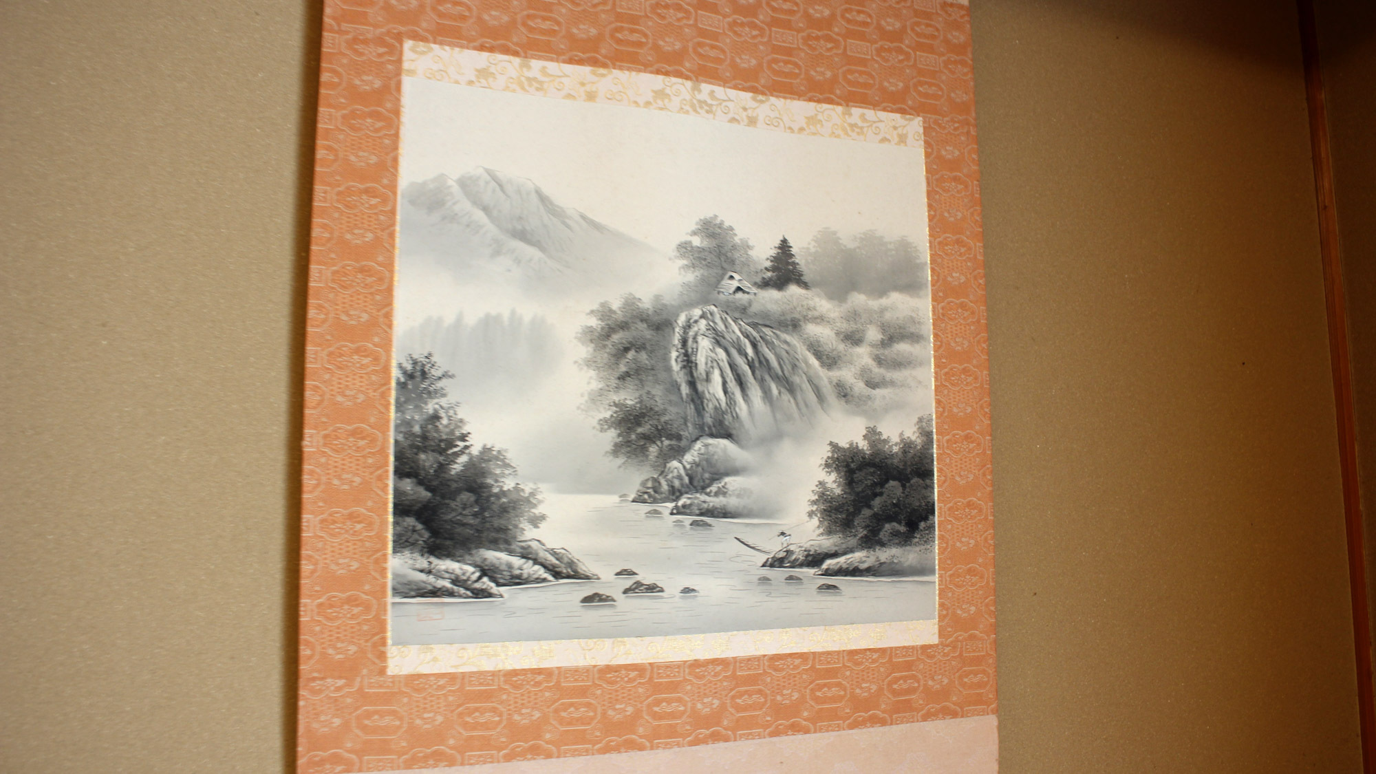 *【和室8畳】床の間にかかる水墨画がお部屋に和の落ち着きを添えています。