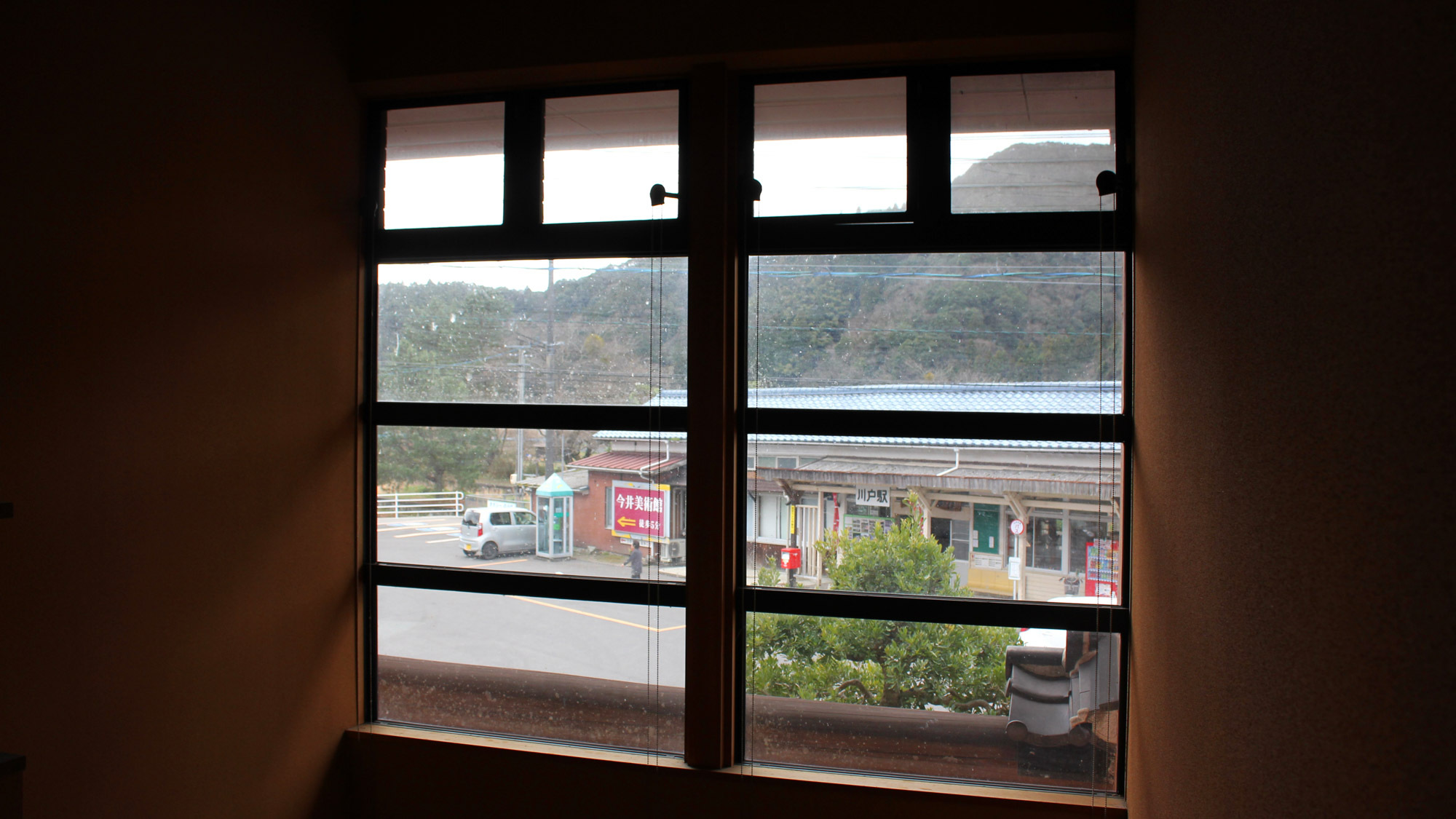 *【館内一例】窓からは廃線になったJR三江線『川戸駅』の駅舎を眺めることができます。