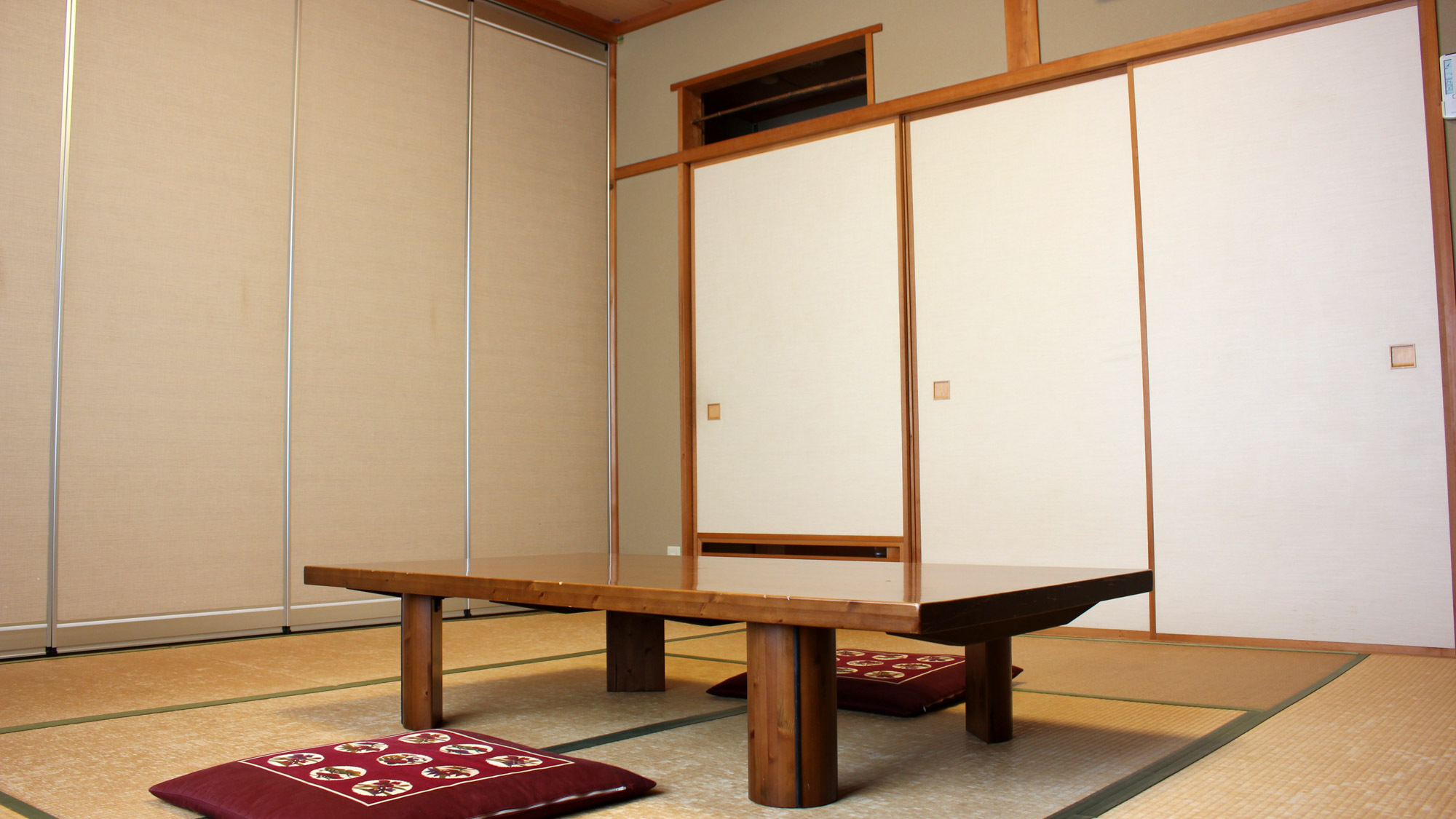 *【和室8畳】やさしく暖かい雰囲気の純和室♪Wi-Fi完備しています。※バス・トイレは共同です。
