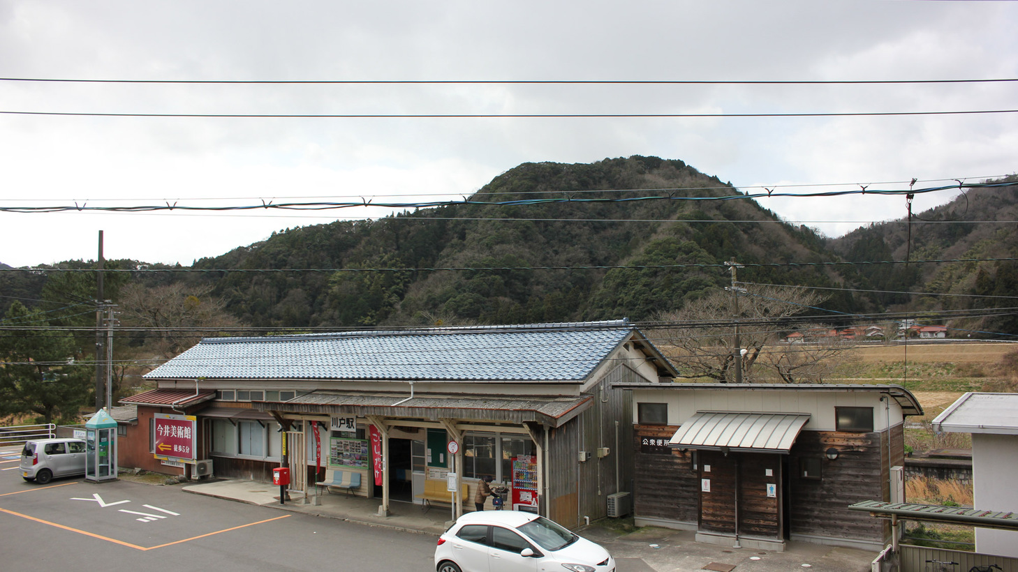 *【和室4.5畳/和室6畳】窓から廃線になったJR三江線『川戸駅』の駅舎を眺めることができます。