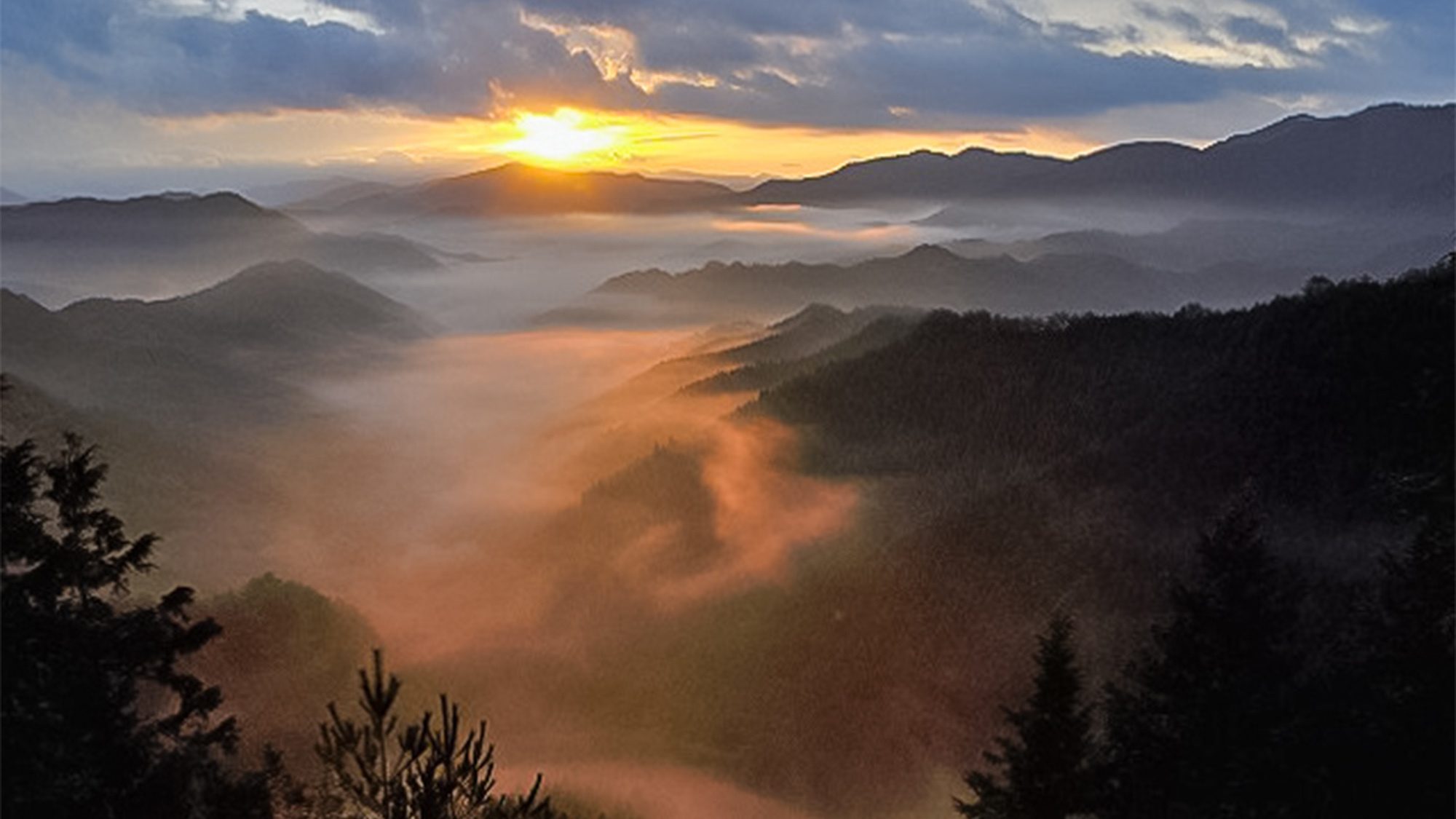 ・【雲海】標高1，260mの立里荒神社から見える雲海と夕陽