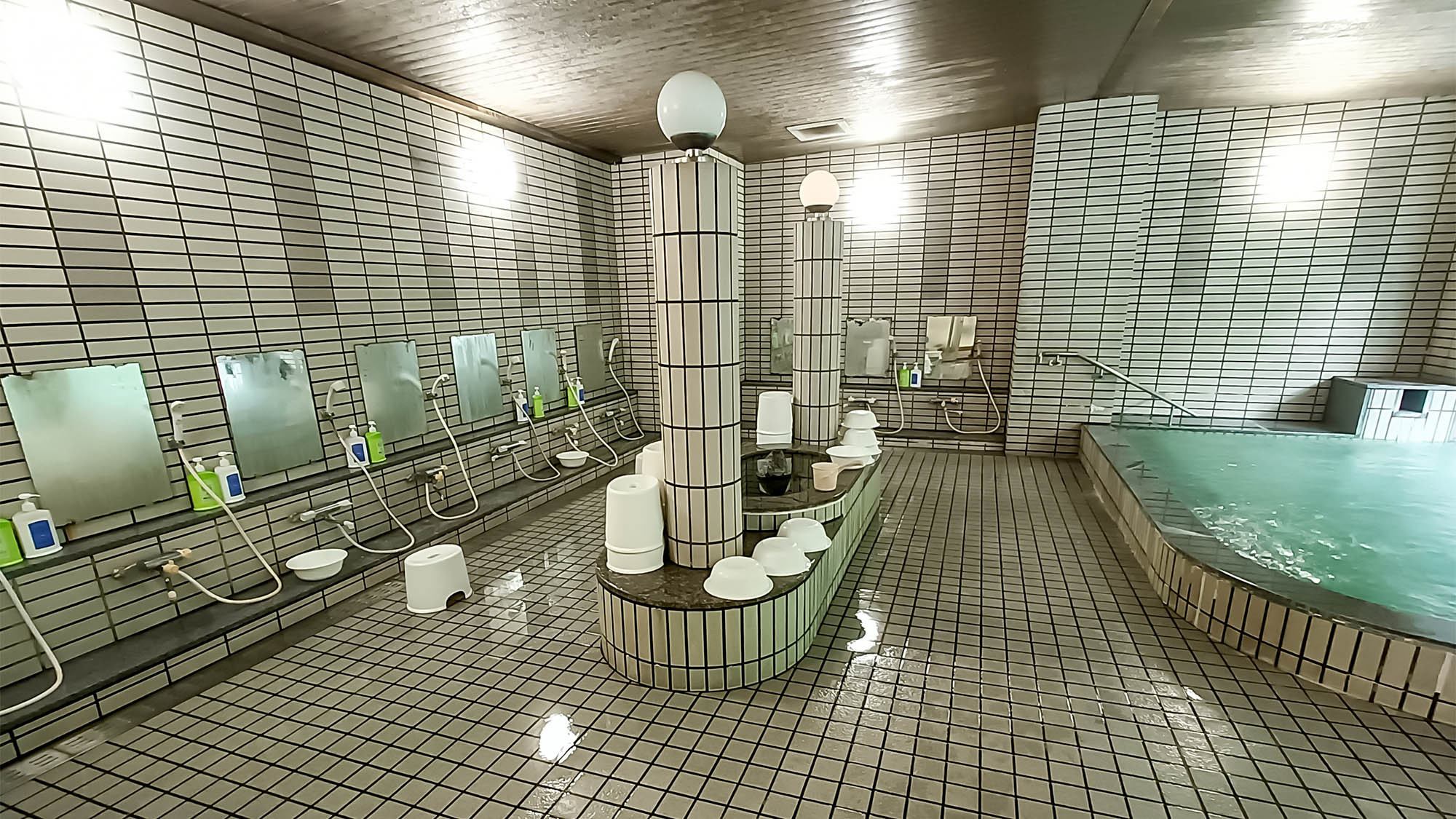 ・【温泉】広々とした浴室内でゆったりと天然温泉を満喫できます