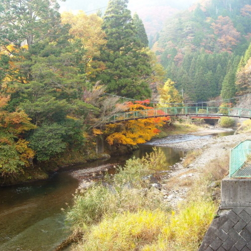 ホテル裏を流れると川と紅葉