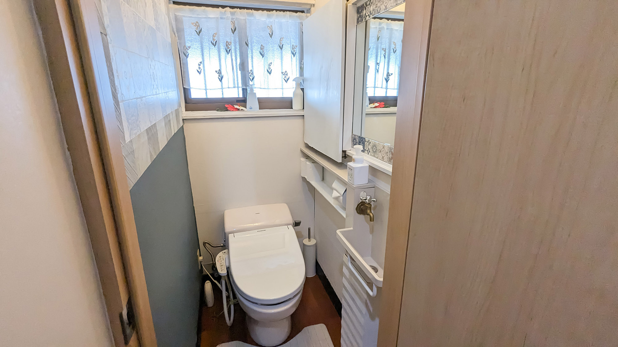 ・【旧館：1Fトイレ】手洗シンクと鏡付きの清潔感のあるトイレです