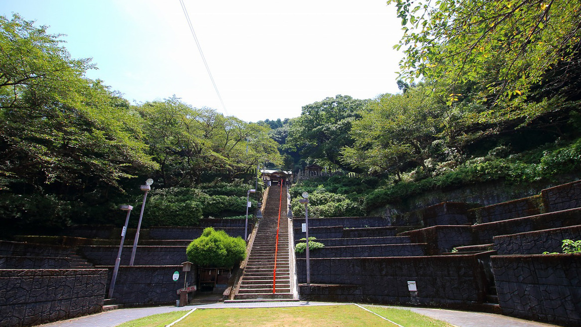 *日奈久温泉神社：600年前孝行息子がお告げを受けて発見したという日奈久温泉。その神様を祭る神社。