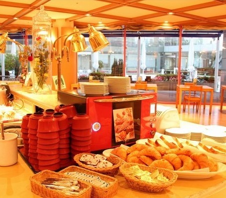 １階カフェ&レストラン「リバーズガーデン」