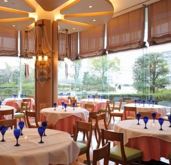 １階カフェ&レストラン「リバーズガーデン」