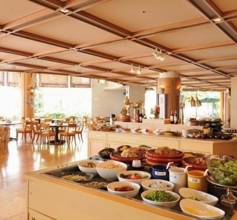 １階カフェ&レストラン「リバーズガーデン」