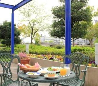 １階カフェ&レストラン「リバーズガーデン」