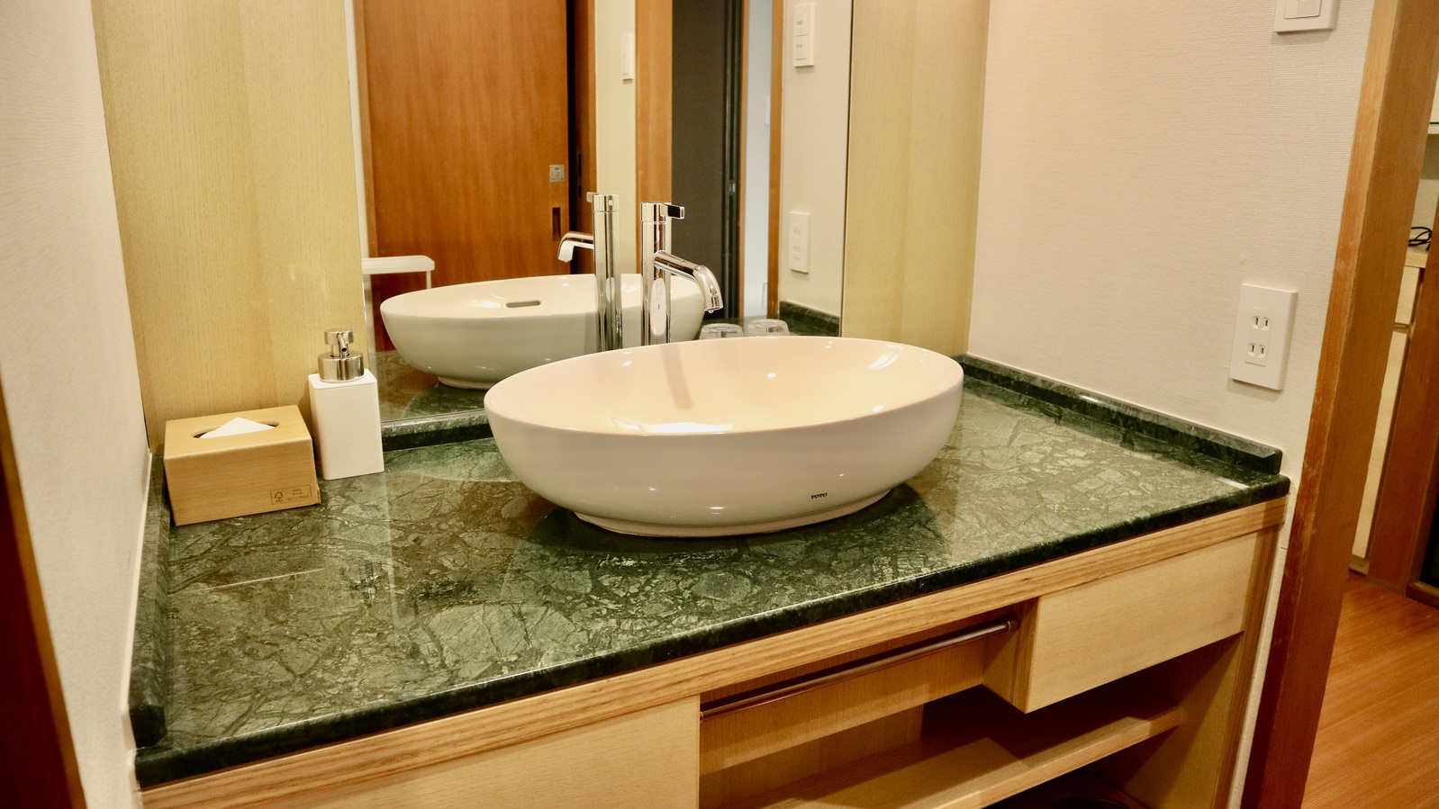 勾玉の原石をイメージした洗面所