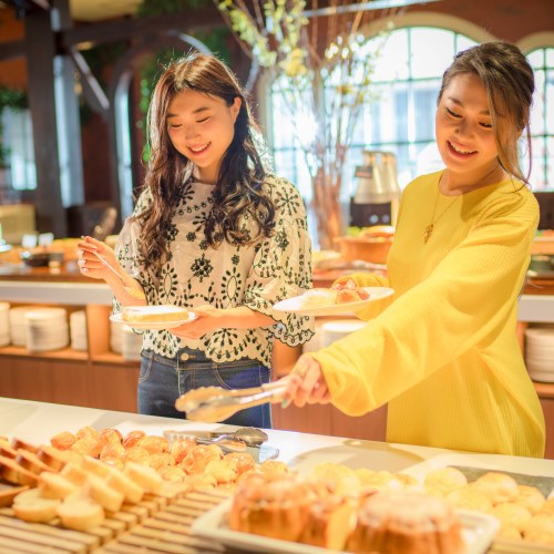 【朝食ブッフェ】ホテルメイドのパンコーナー※オクトーバーフェストイメージ