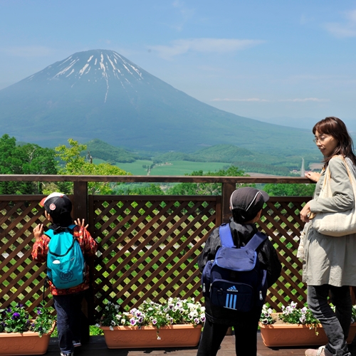 【羊蹄パノラマテラス】テラスデッキでゆっくり。季節によっては残雪残る羊蹄山が見られます。