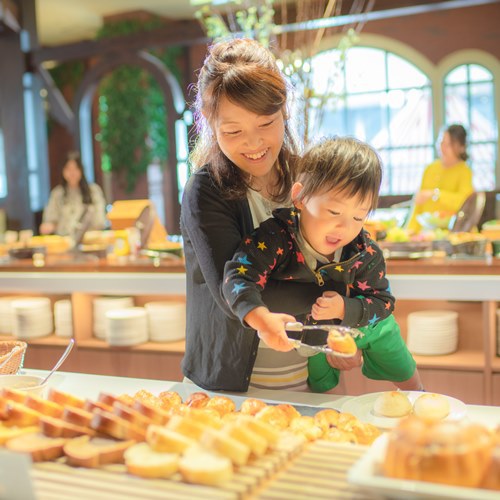 【朝食ブッフェ】ホテルメイドのパンコーナー※オクトーバーフェストファミリーイメージ