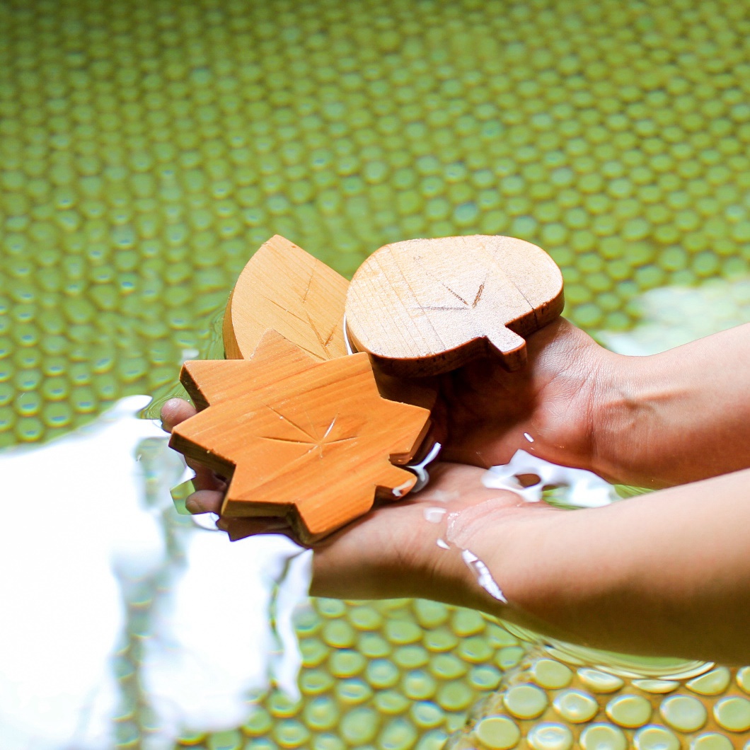 温泉に浮かんでいるのは、葉っぱの形をしたかわいらしいヒバリーフ。ヒバのいい香りに癒されます。