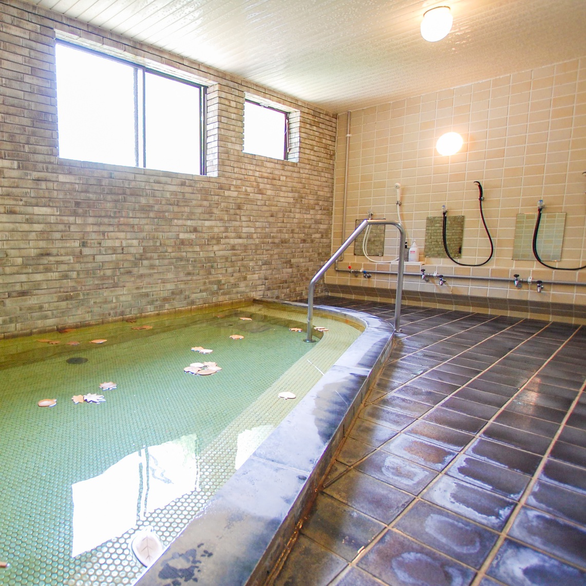 【男湯】肌にやさしい中性のお湯で、十和田湖畔温泉の大浴場。24時間いつでも入浴できます。
