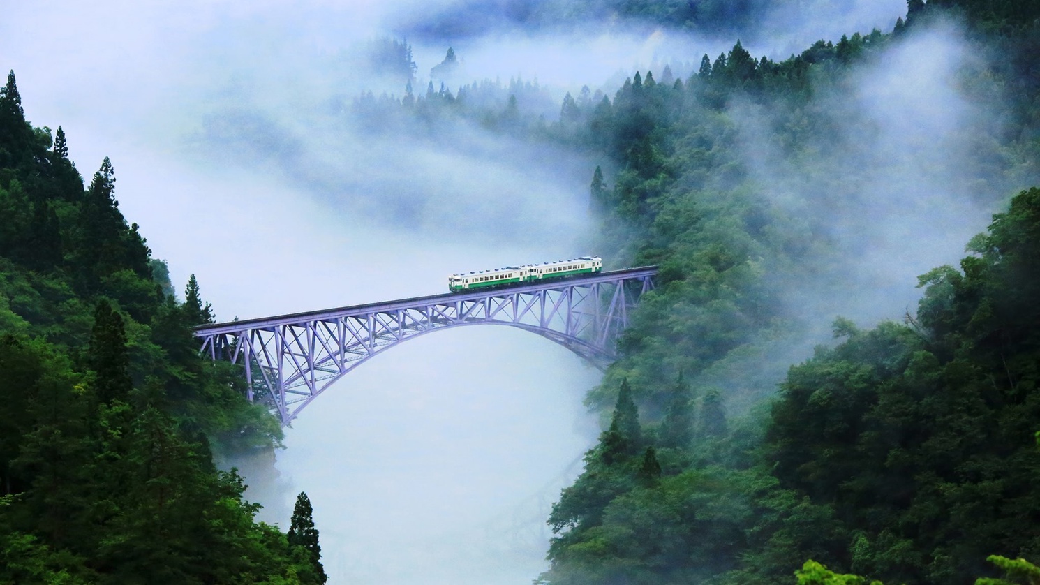 *【只見線】6月から8月にかけて、川霧がより一層幻想的な世界を作り出します。